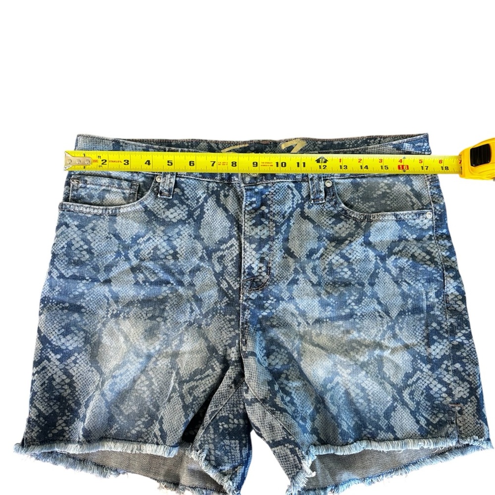 Seven7 Snake Print Raw Hem Jean Short Size 10 Women’s - Picture 4 of 7